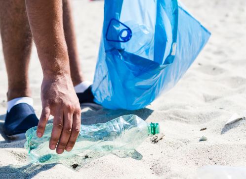 Recogida residuos en un arenal_Freepik