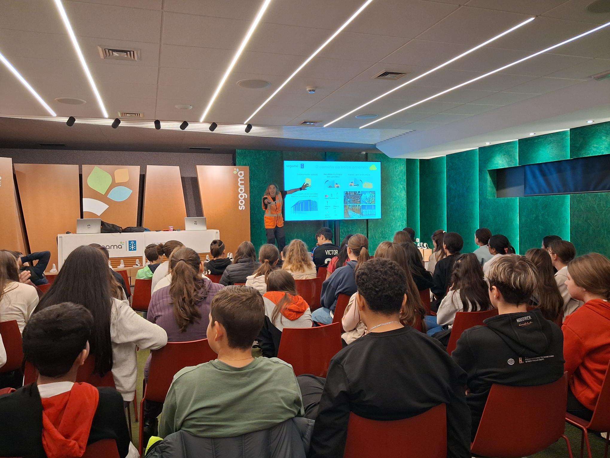 Momento de las explicaciones por los educadores de Sogama