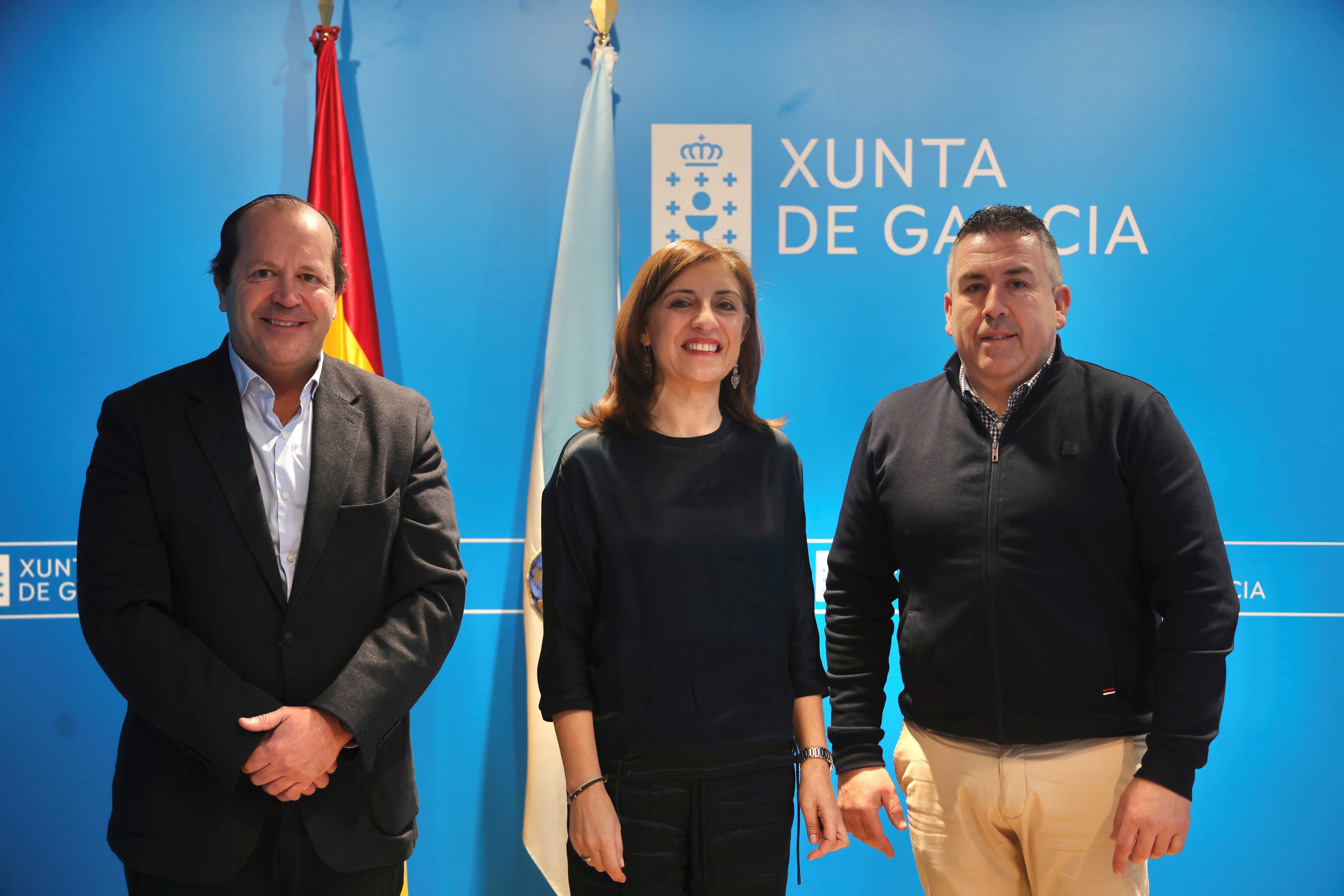 La conselleira de Medio Ambiente (centro), acompañada por el presidente de Sogama (izquierda) y el presidente de la Mancomunidad del Barbanza (derecha)