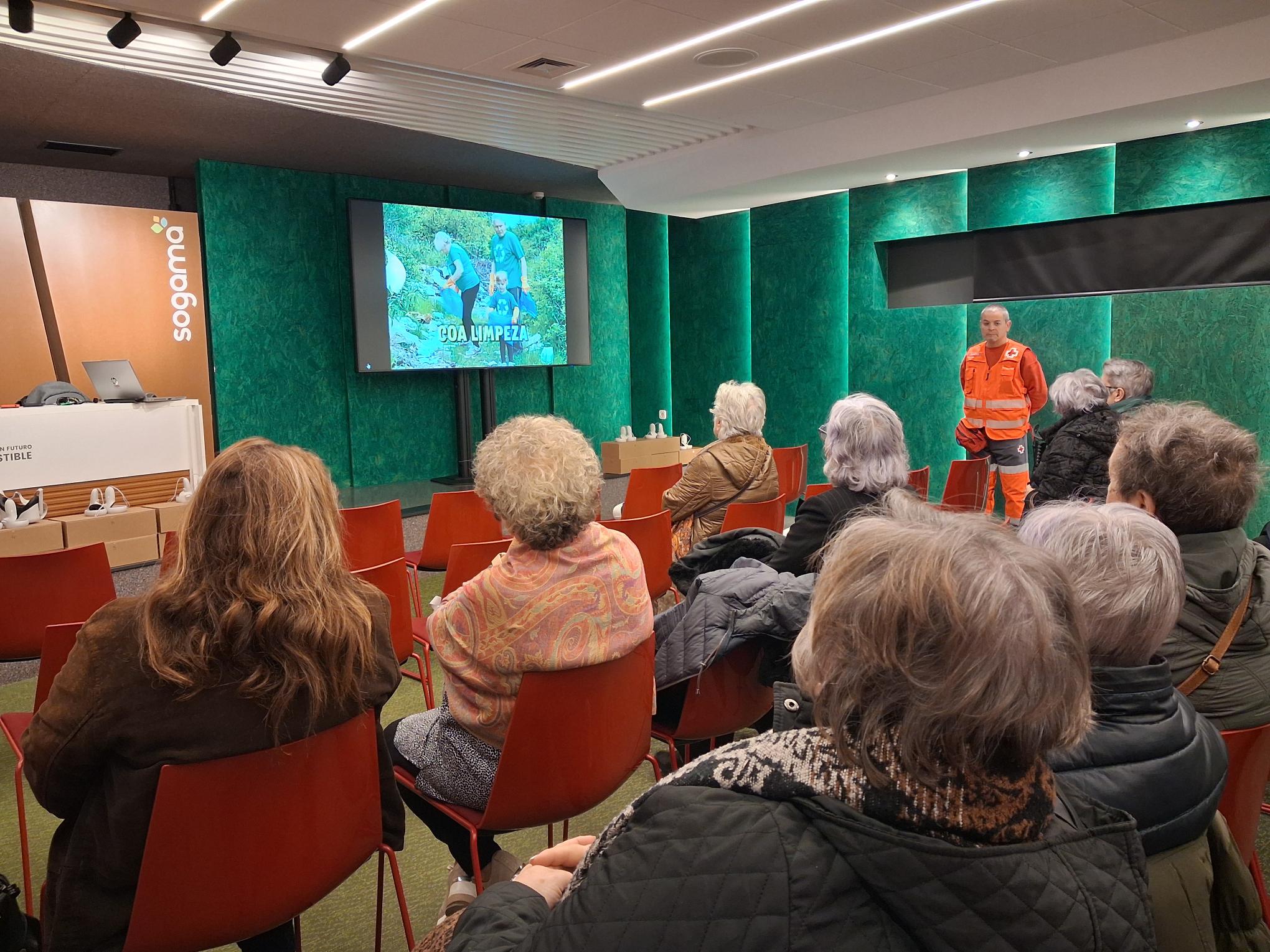 Sesión formativa en aula medioambiental de Sogama