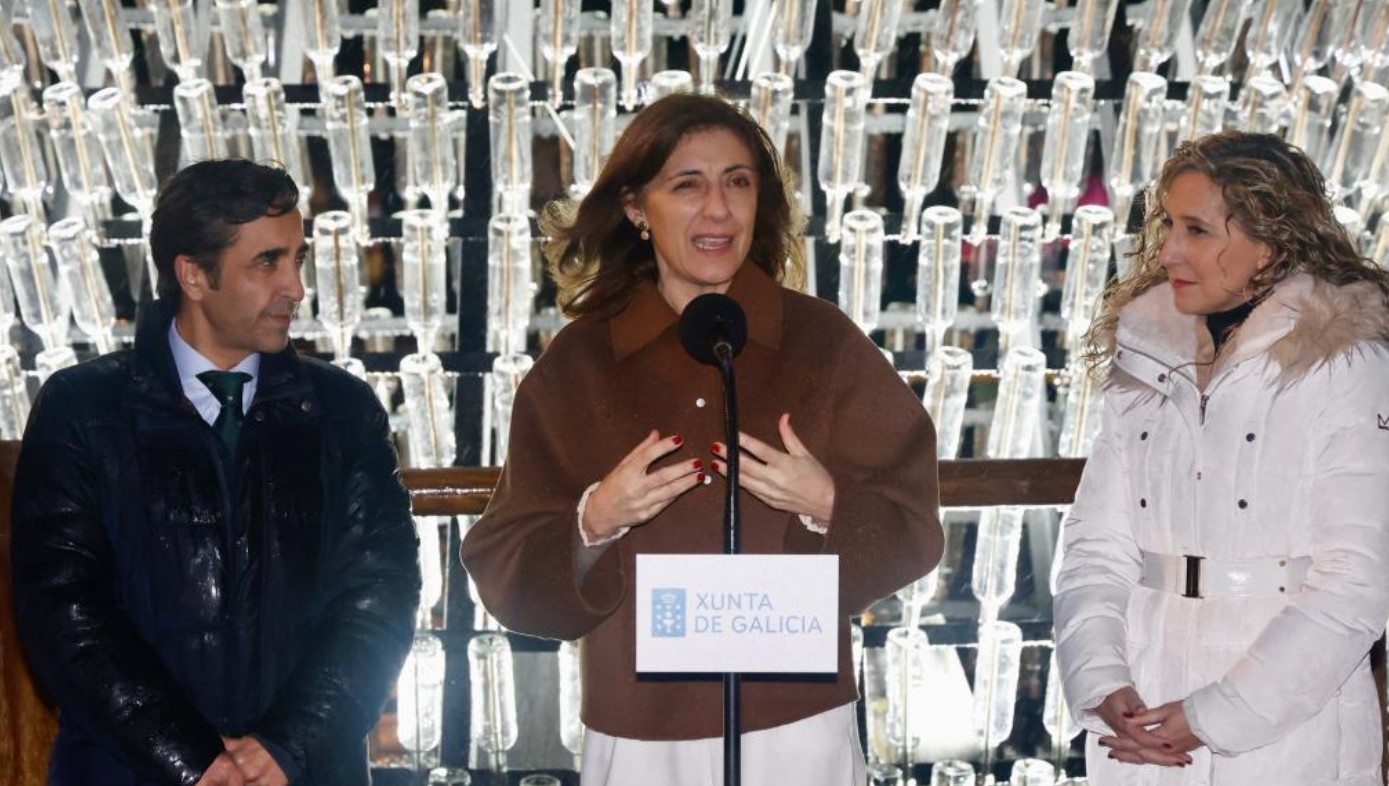 Conselleira de Medio Ambiente (centro) acompañada por el alcalde de Ferrol y la delegada territorial de la Xunta en Ferro