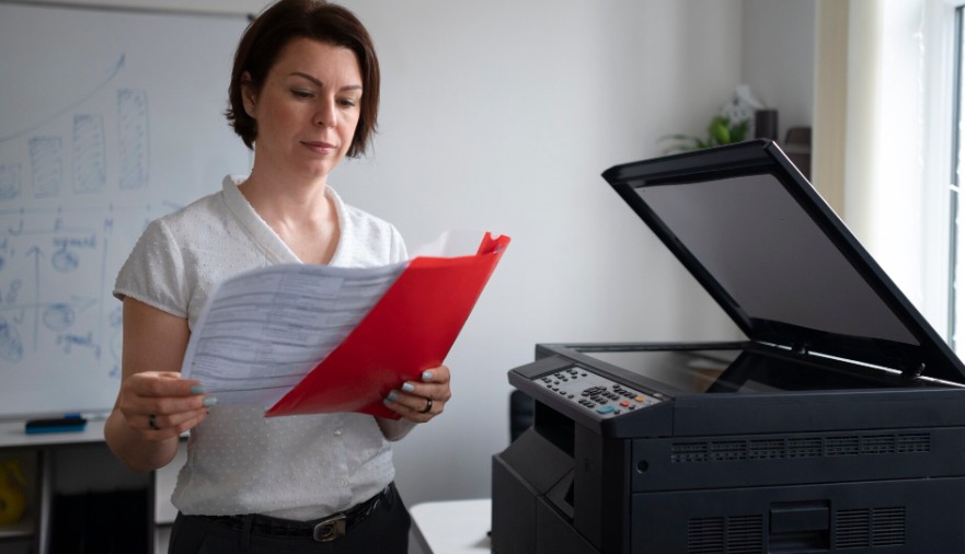 Freepik_En oficina, usando impresora