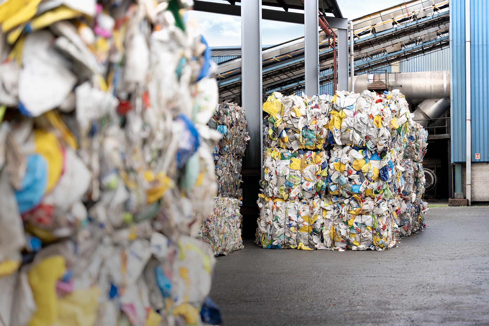 Balas de envases plásticos ya seleccionados y prensados