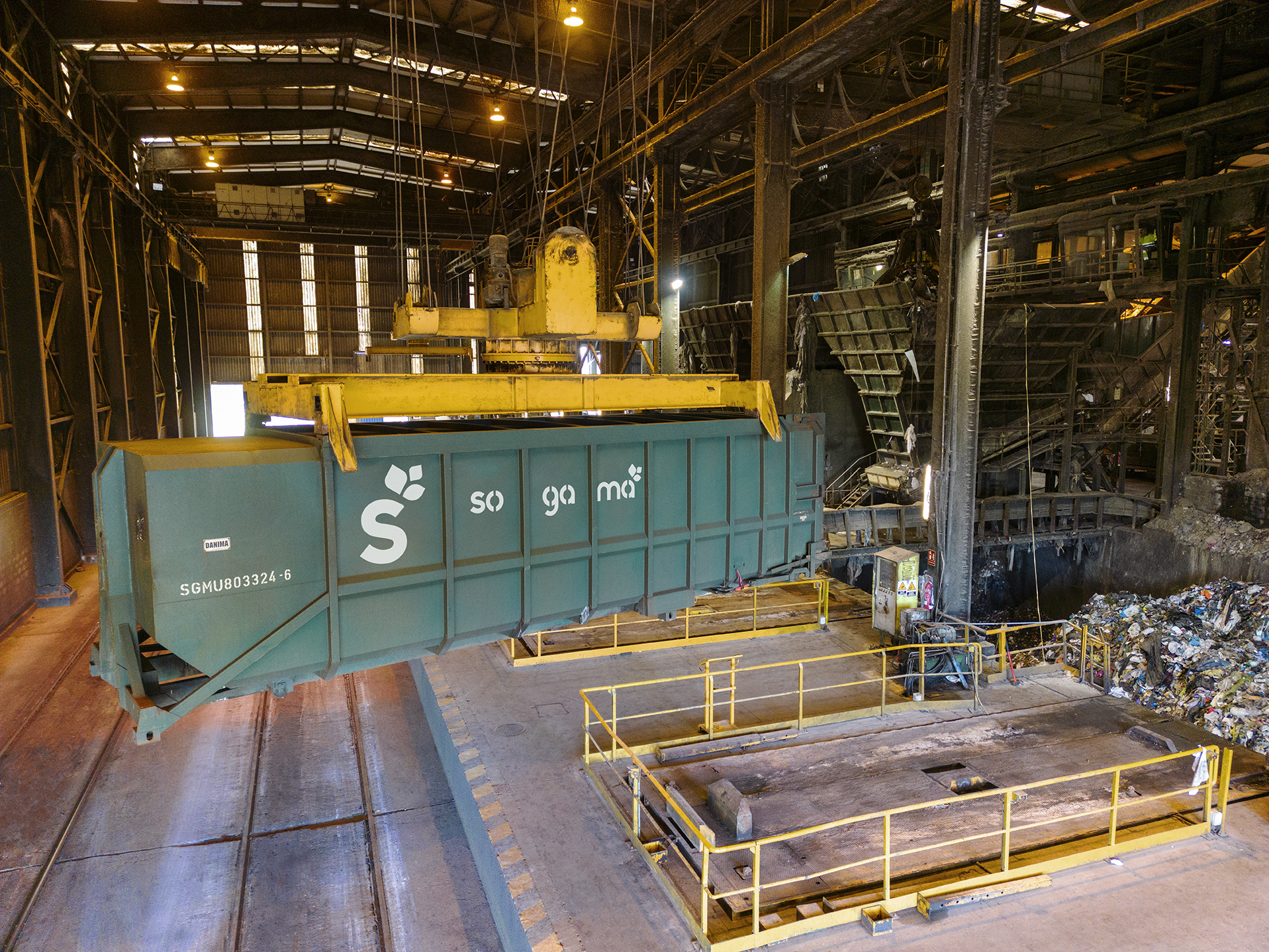 Contenedor Sogama aproximándose al foso para ser vaciado