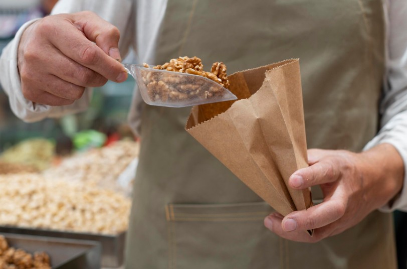 Comercialización en envase de papel_Freepik