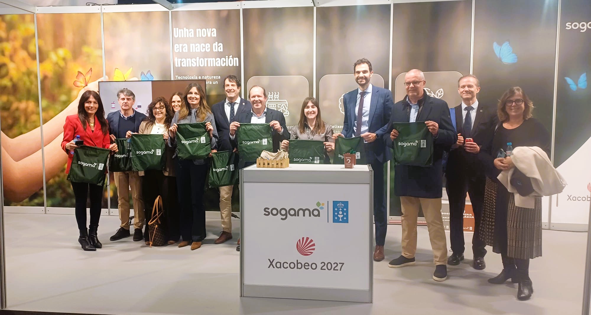 Comitiva en stand de Sogama