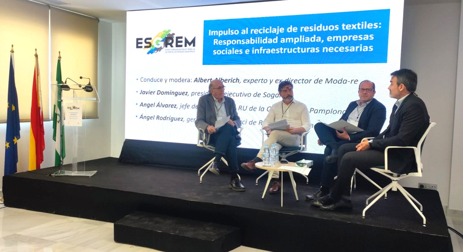 Momento de la tertulia sobre reciclaje de textil