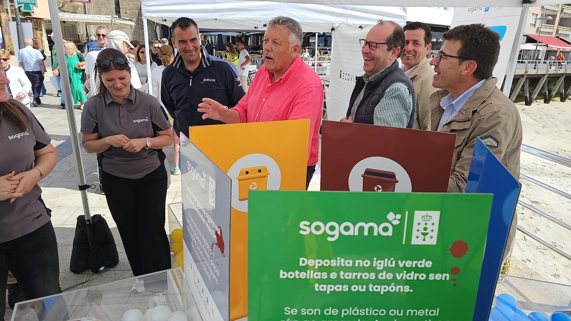 Visita del alcalde, comitiva local y presidente de Sogama al stand de esta empresa pública