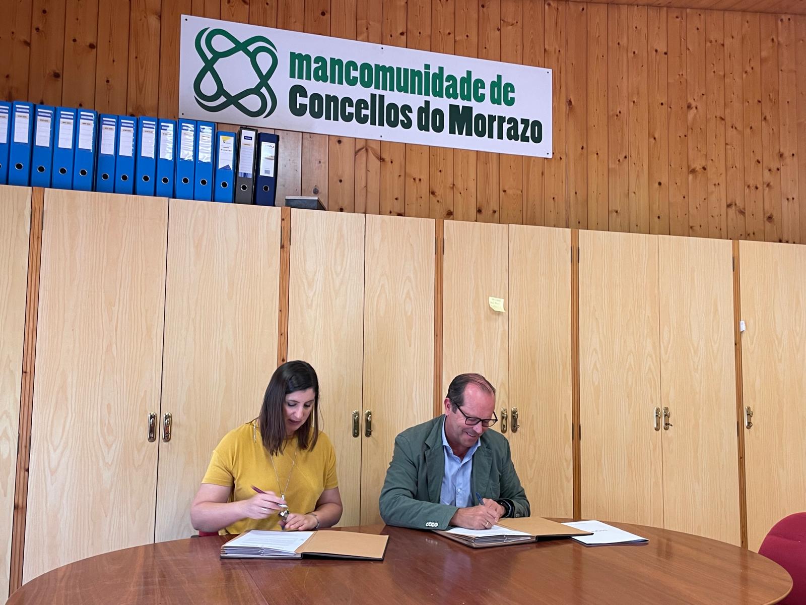 Momento de la firma del convenio por el presidente de Sogama y la presidenta de la Mancomunidad del Morrazo