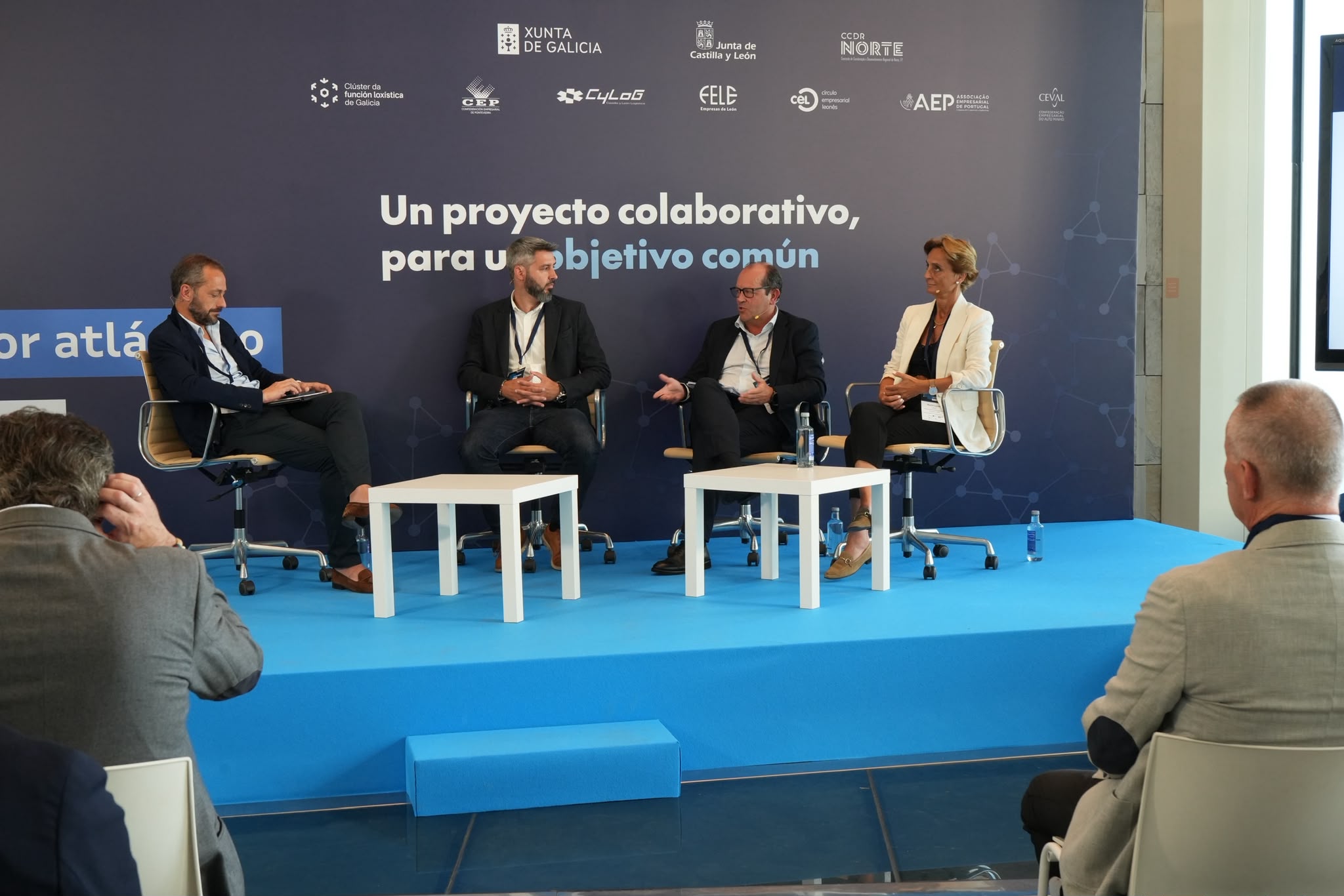 Participantes en mesa redonda (Javier Domínguez, segundo por la derecha)