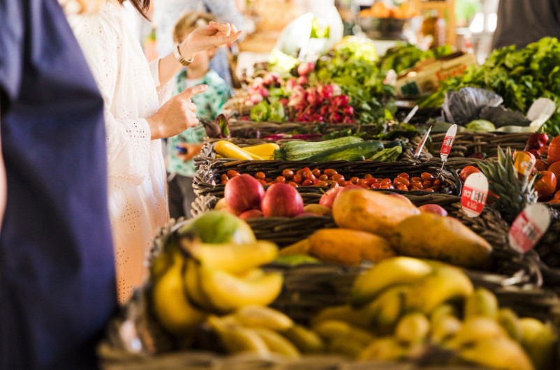 Gente comprando frutas y verduras_Magnific