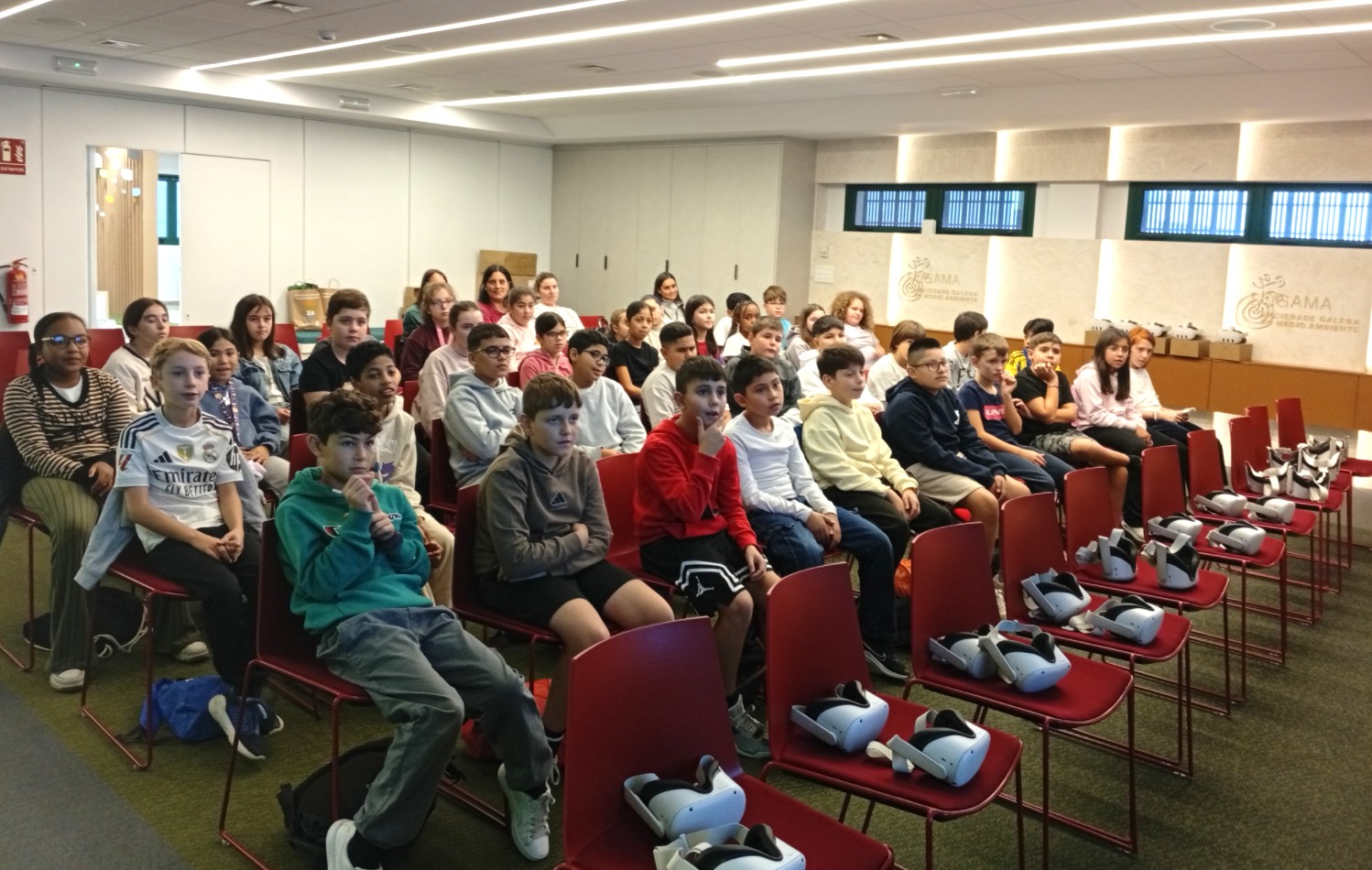 Escolares de Sarria preparándose para la visita virtuales
