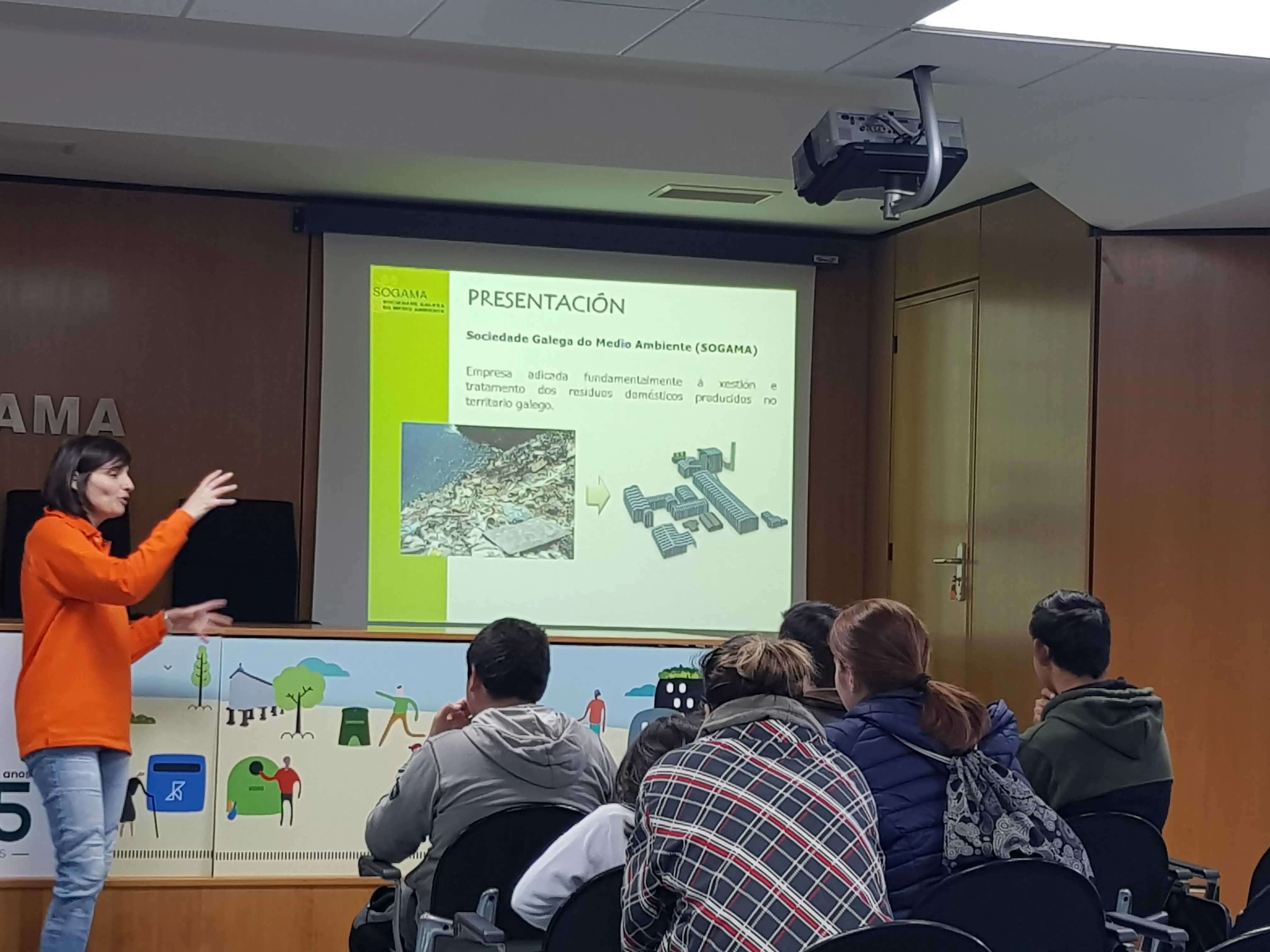 Escolares usuarios de Aspaber Carballo reciben formación en Sogama sobre reciclaje