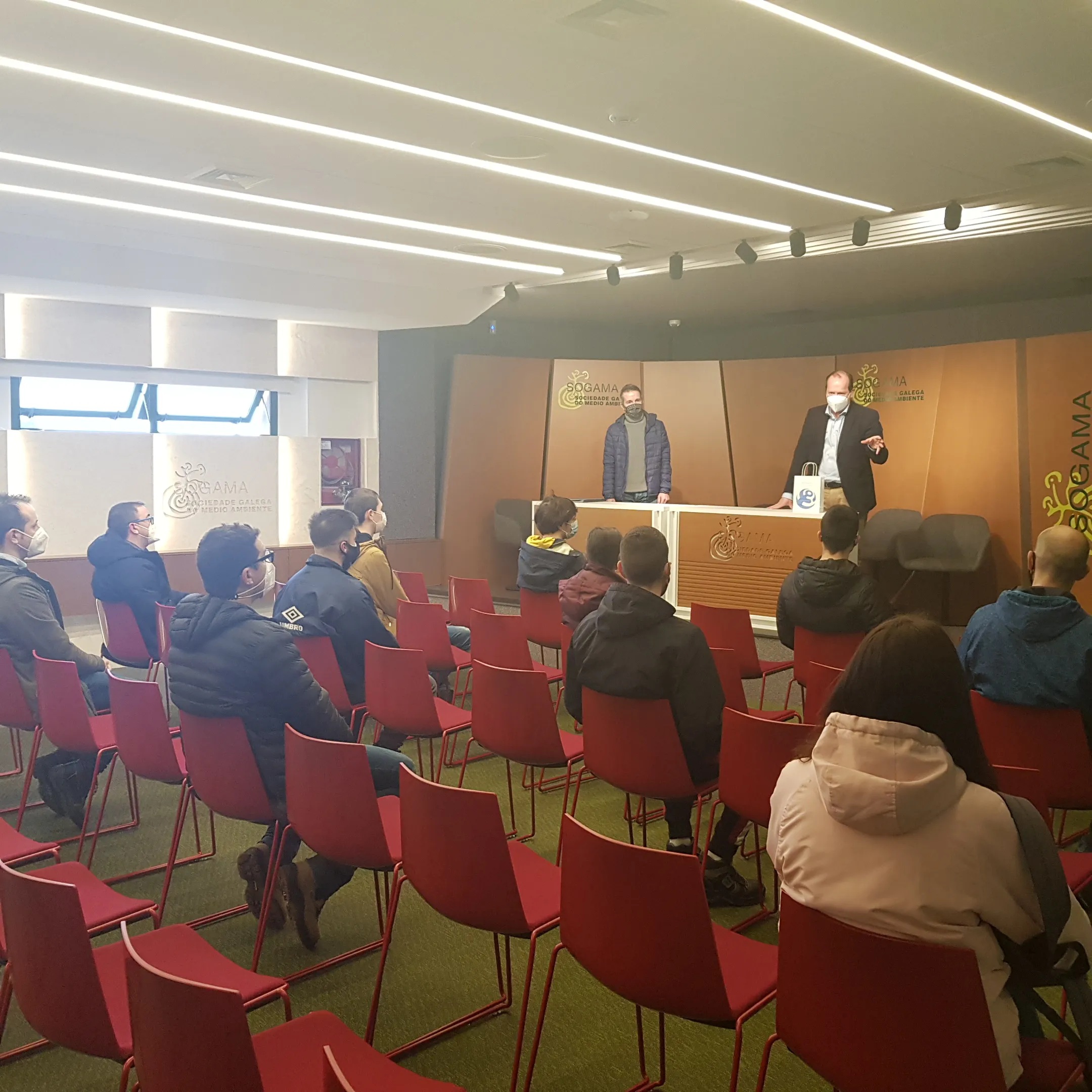 Javier Domínguez recibe en la sede de Sogama a alumnos y docentes del IES Monte Neme de Carballo