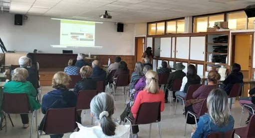 Vecinos de Foz son instruidos por Sogama en el compostaje doméstico