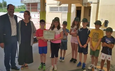 Javier Domínguez entrega el 3º premio de "Recíclate" al CEIP Celso Emilio Ferreiro
