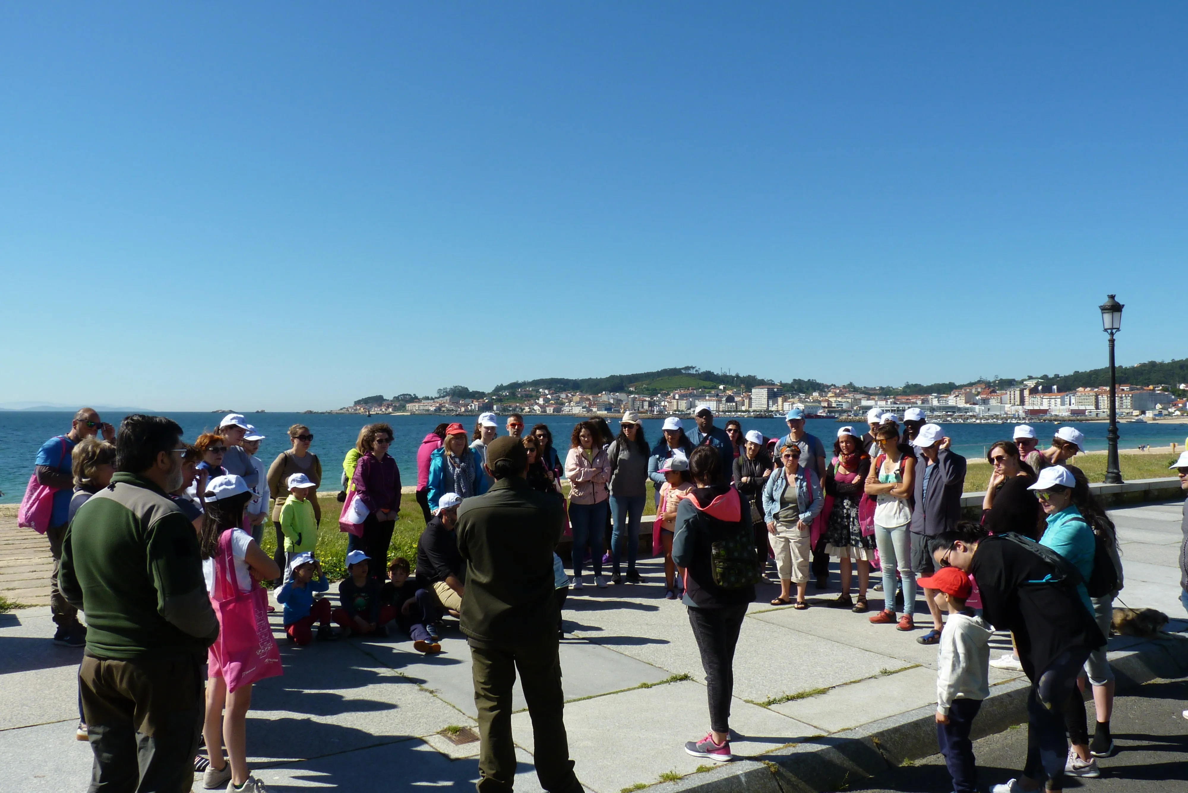 Más de 70 voluntarios se sumaron a la jornada de limpieza de la playa de Coroso, en Riveira