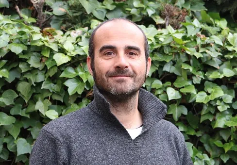 El gesto de reciclar cada lata es un claro ejemplo de economía circular