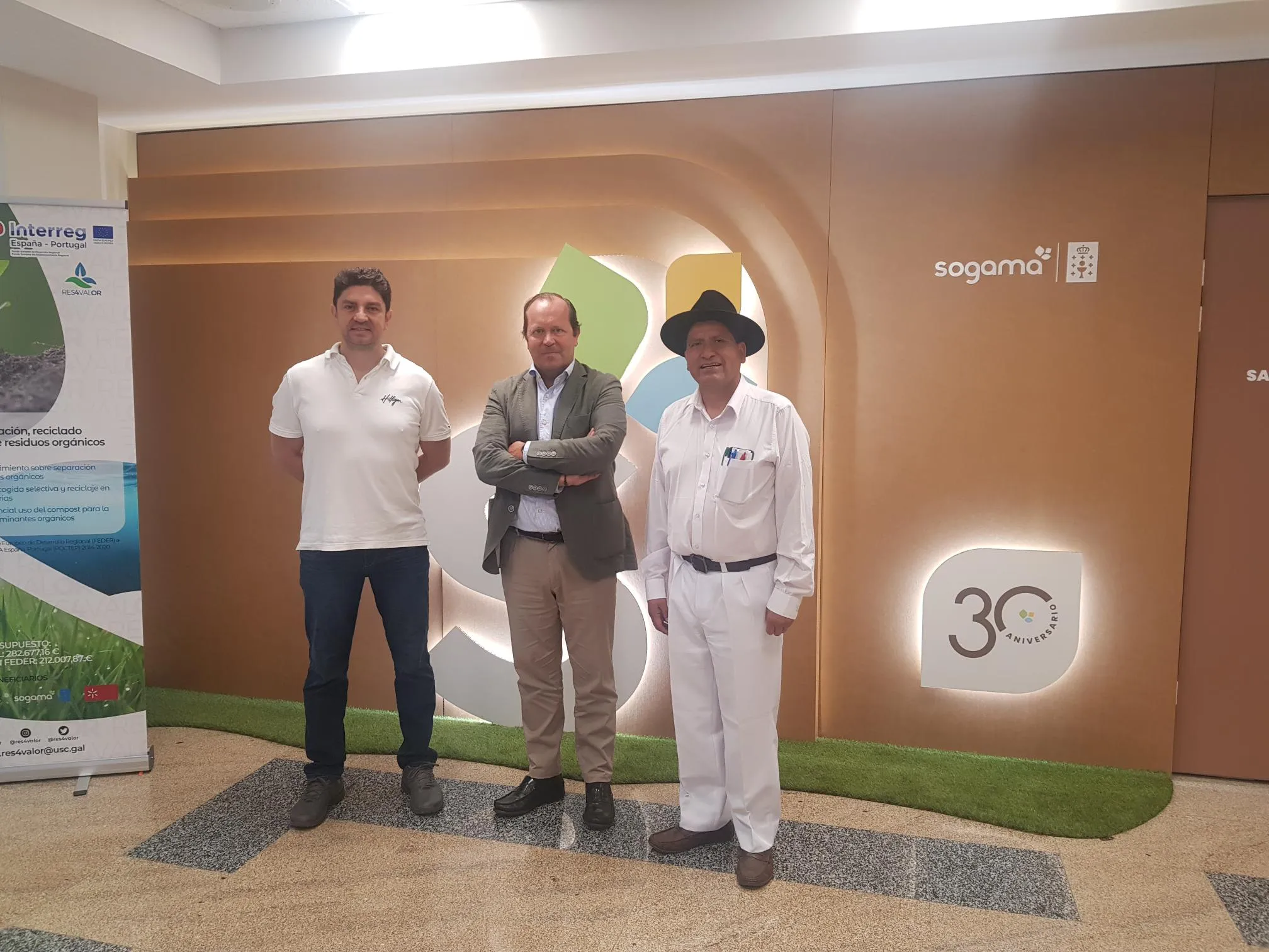 Comitiva en exposición Sogama