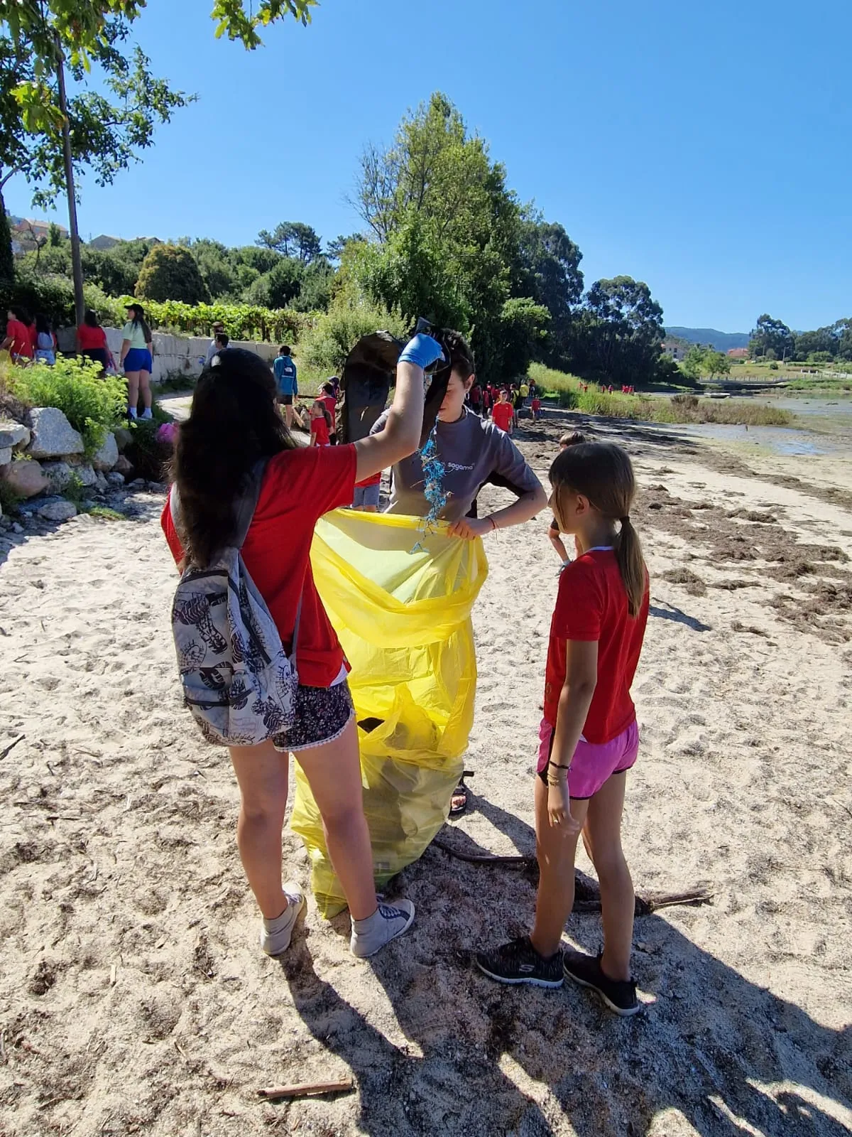 Imaxe xornada de limpeza na praia de Ostreira (Poio)