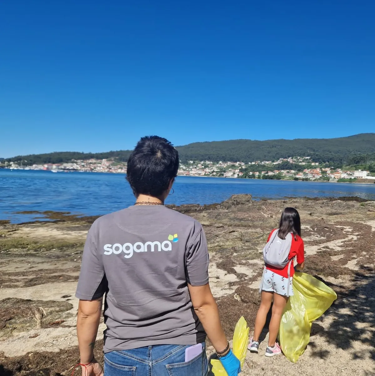 Recollendo lixo na praia de Ostreira (Poio)