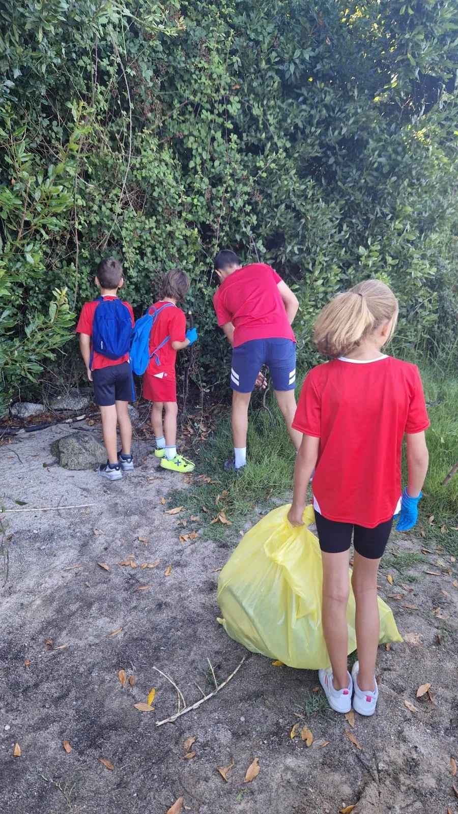 Transportando bolsas de lixo