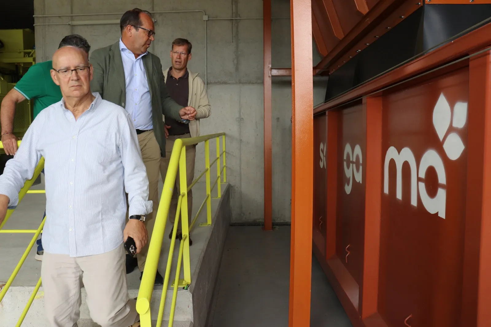 Javier Domínguez, acompañado por representantes do Concello da Lama