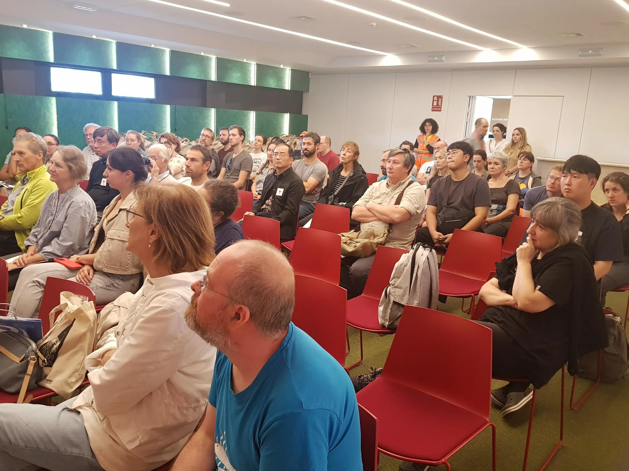 Grupo no salón de actos de Sogama