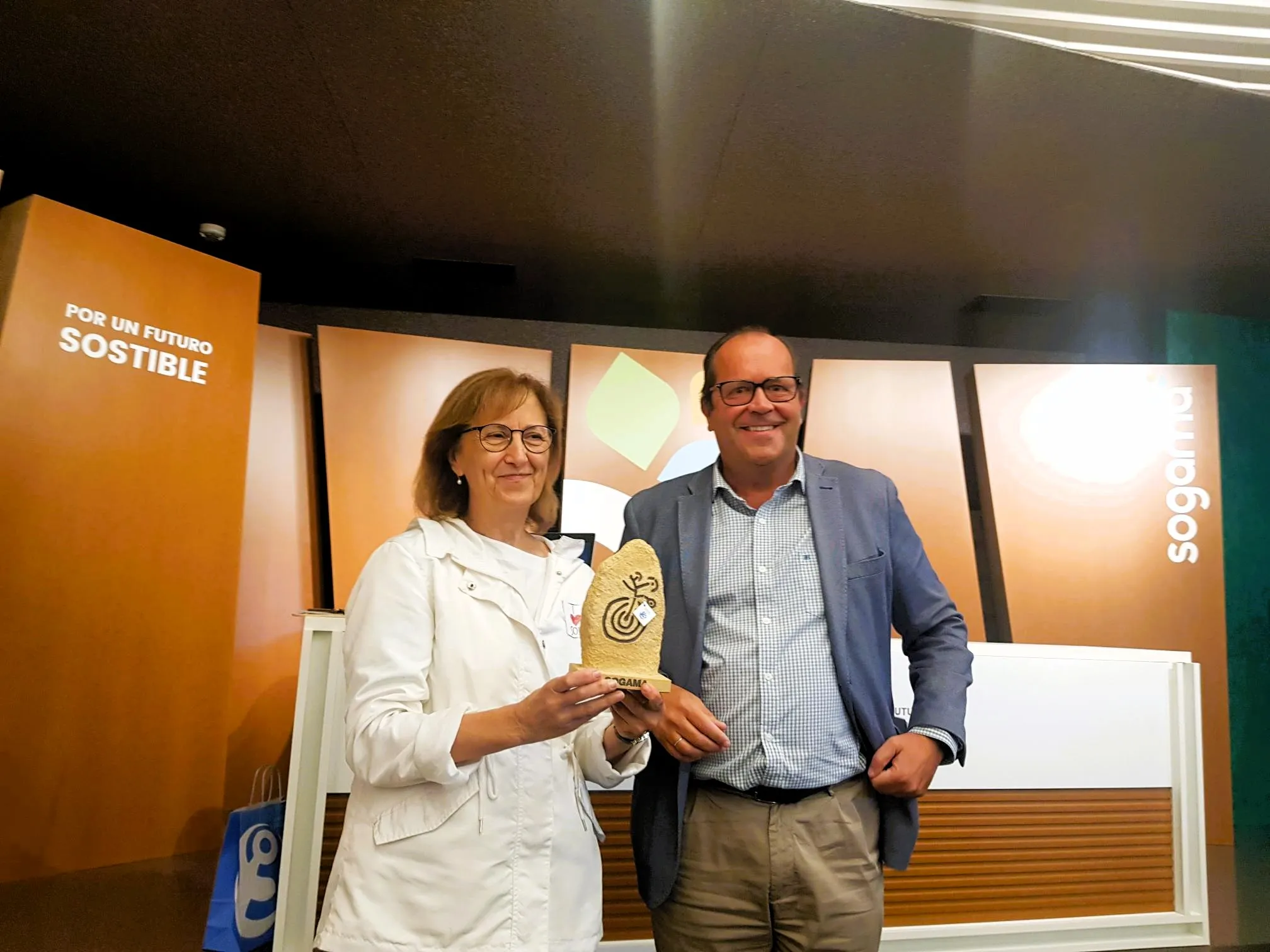 Imaxe entrega agasallo institucional