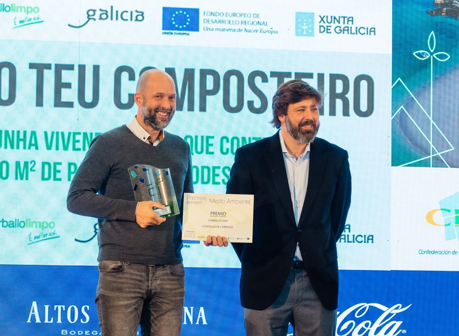 Entrega premio ao concelleiro de Medio Ambiente de Carballo