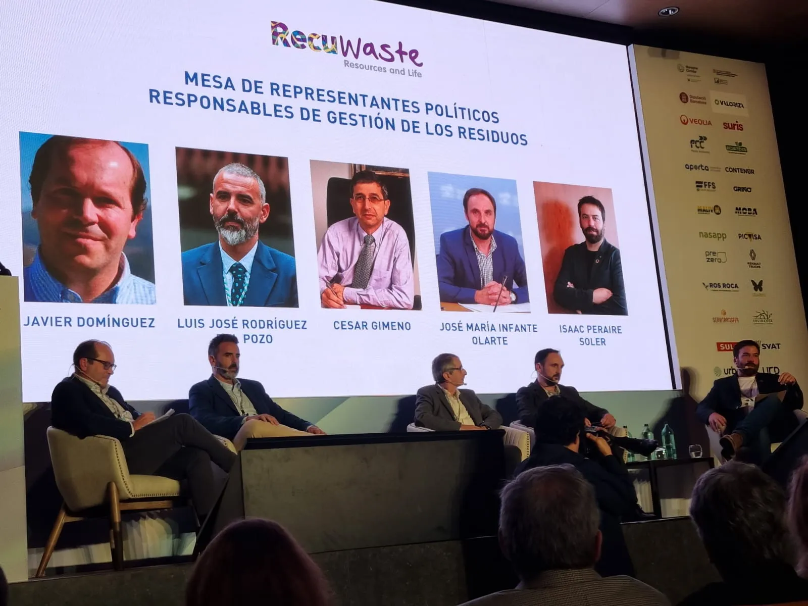 Momento da mesa redonda moderada por Javier Domínguez