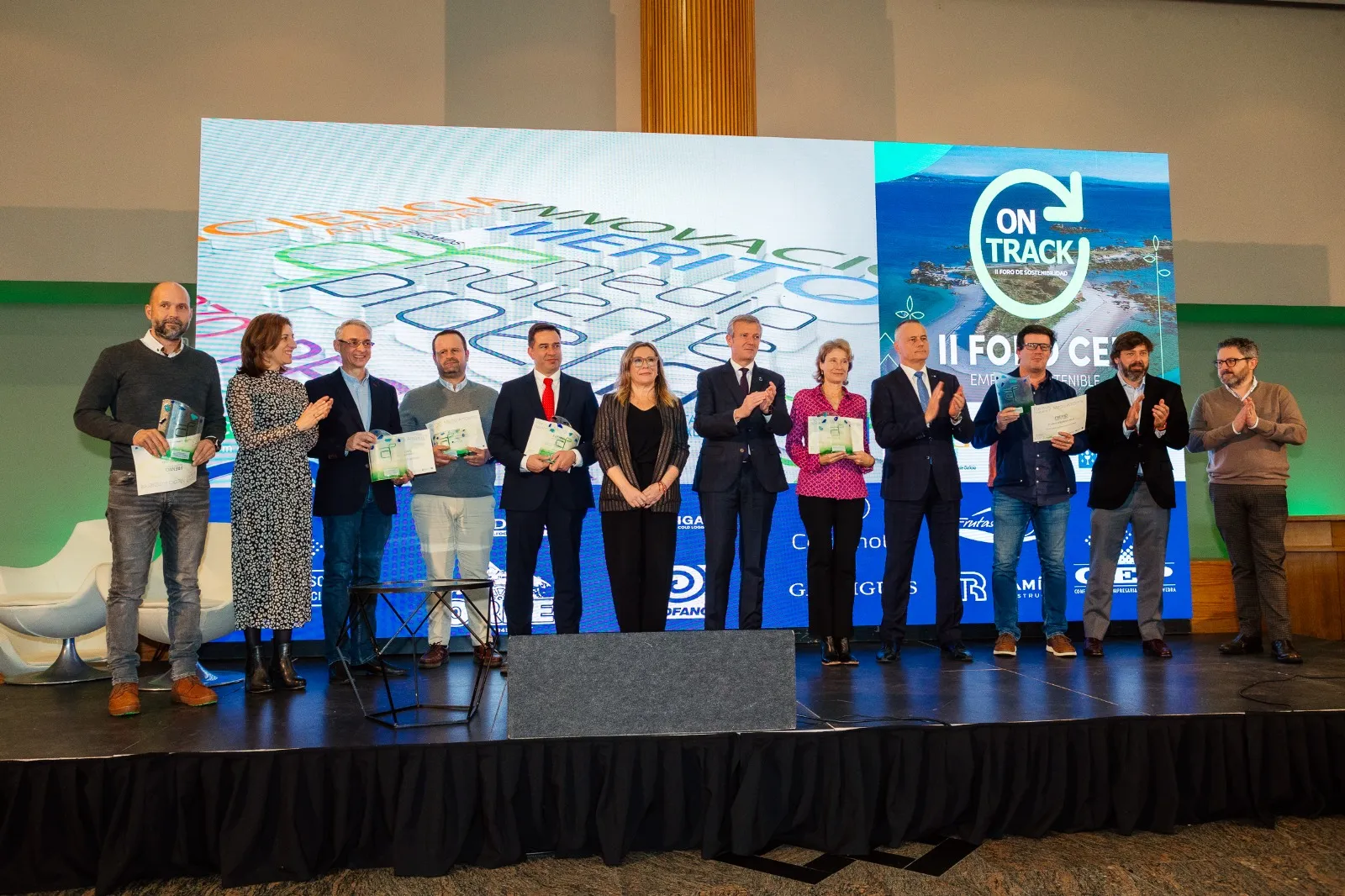 Foto de grupo, co presidente da Xunta