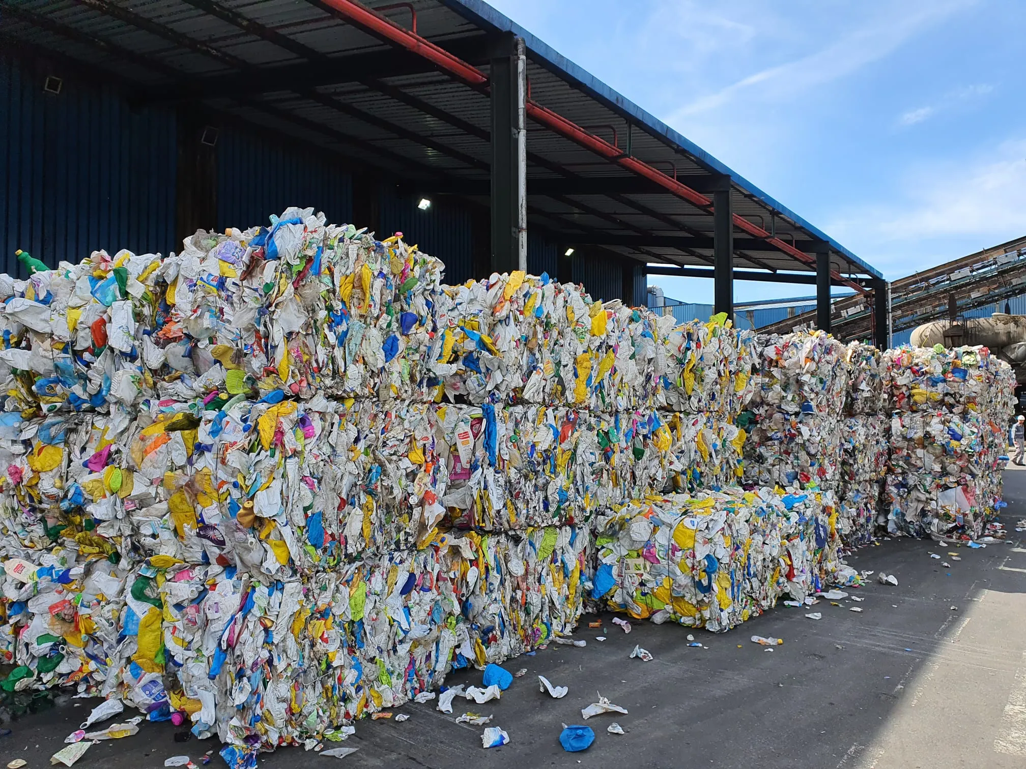 Balas de materiales seleccionados con destino aos centros recicladores