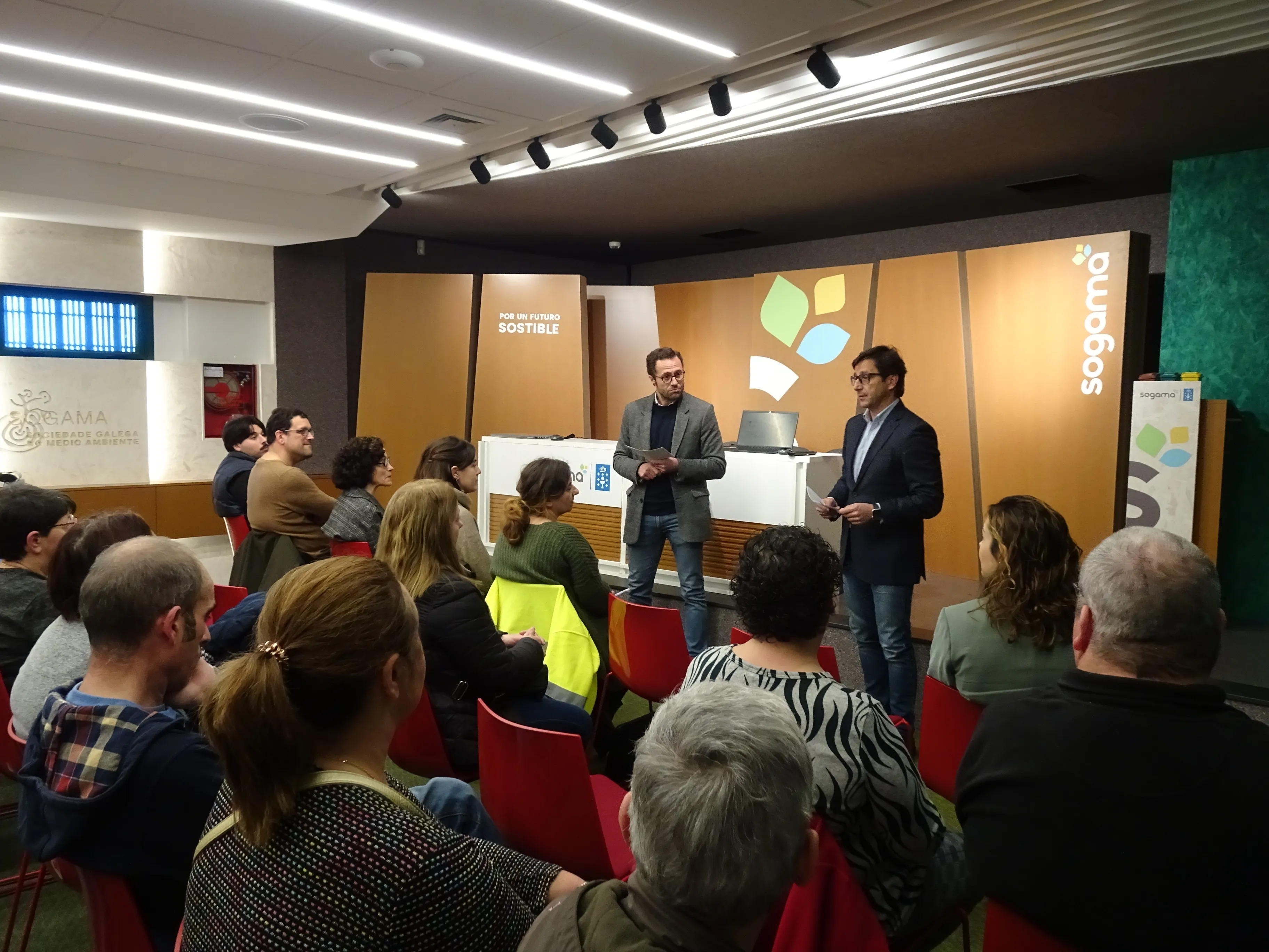 Intervención do xefe da PCLAS e o técnico de Recursos Humanos de Sogama