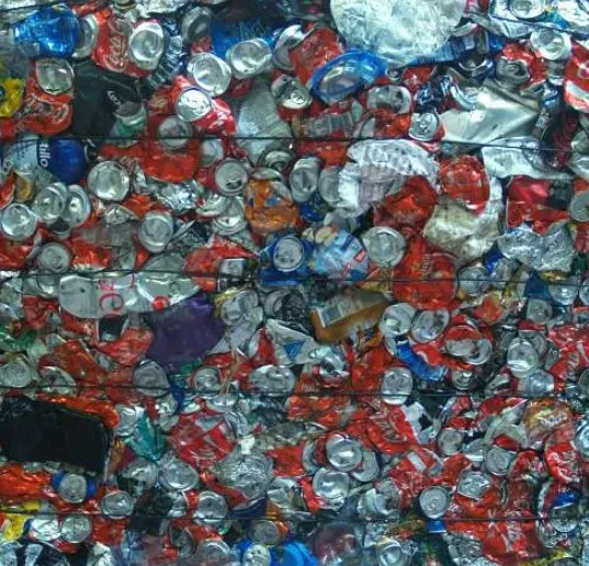 Latas prensadas con destino á reciclaxe