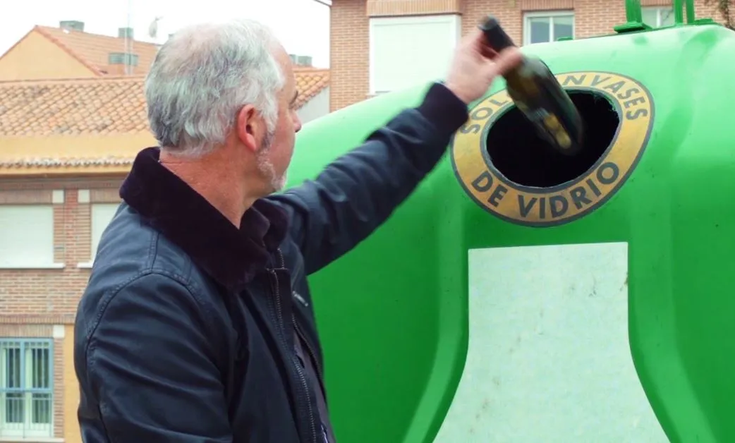 Imagen Ecovidrio_Ciudadano depositando envase de vidrio en iglú verde