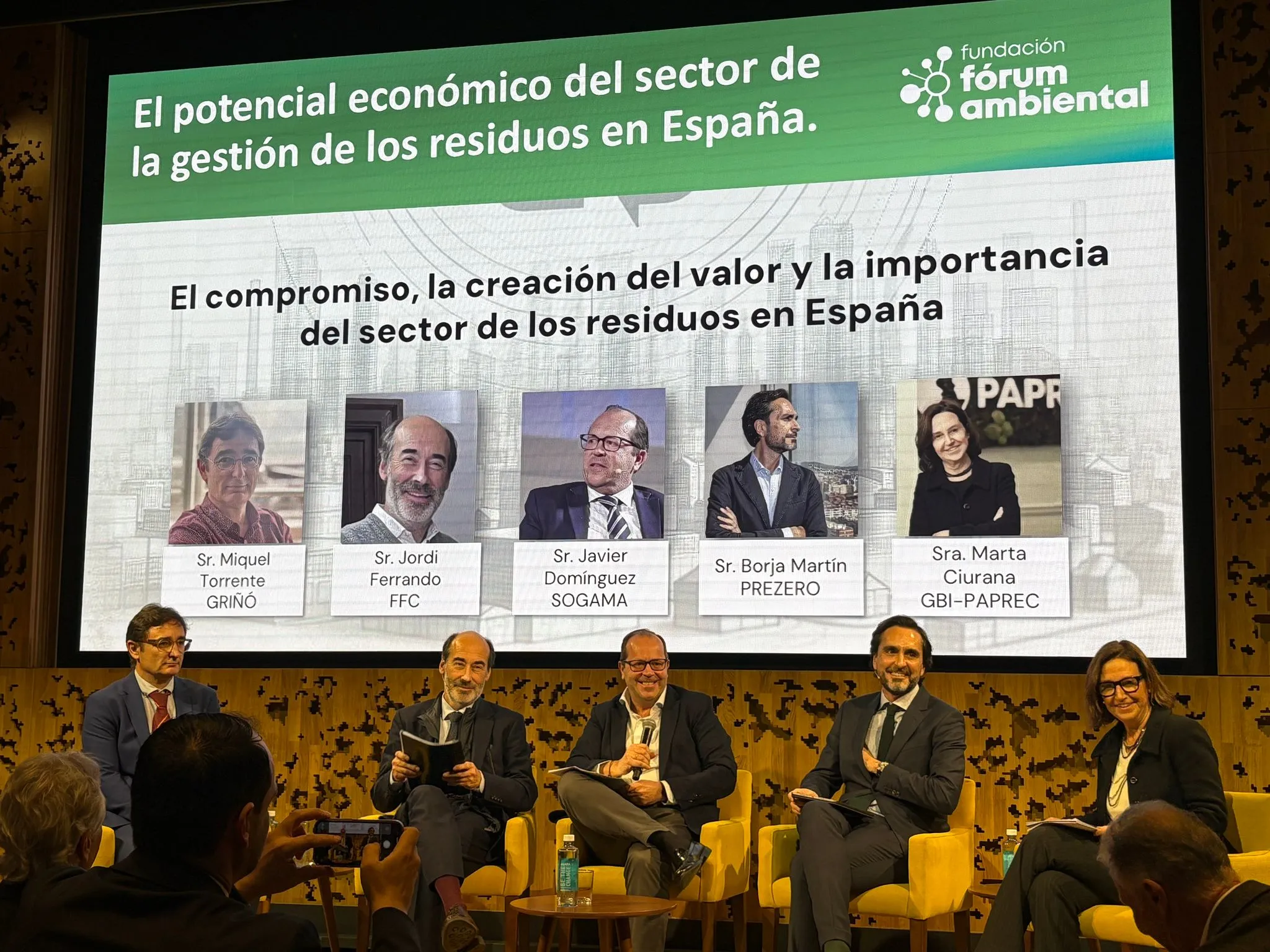 Mesa redonda moderada por Javier Domínguez
