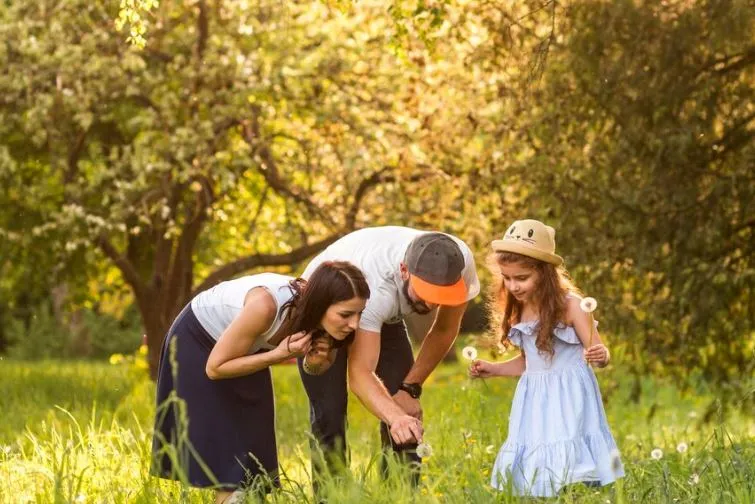 Imagen familia en el campos_Freepik
