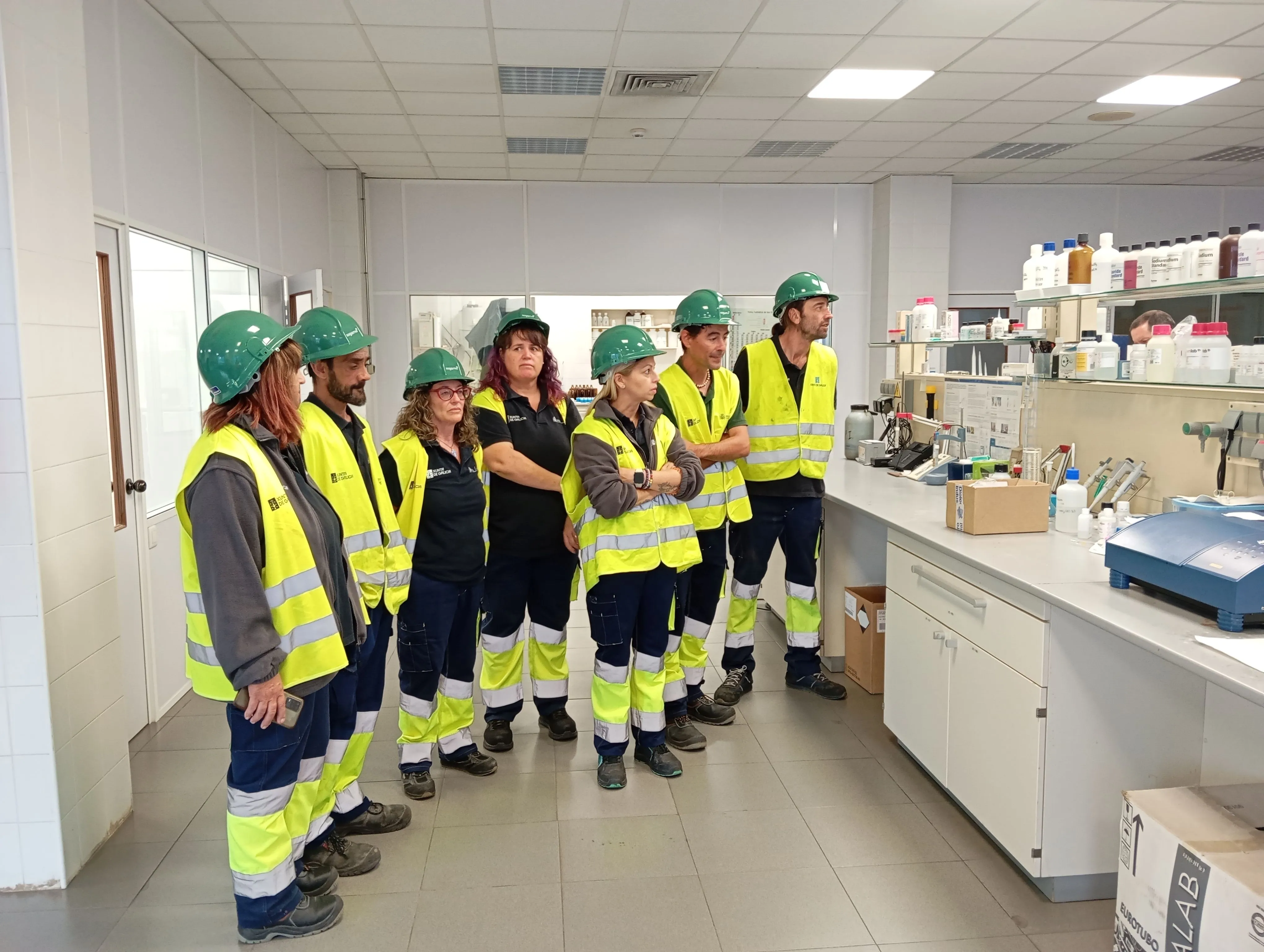 Grupo en laboratorio de la Planta Termoeléctrica