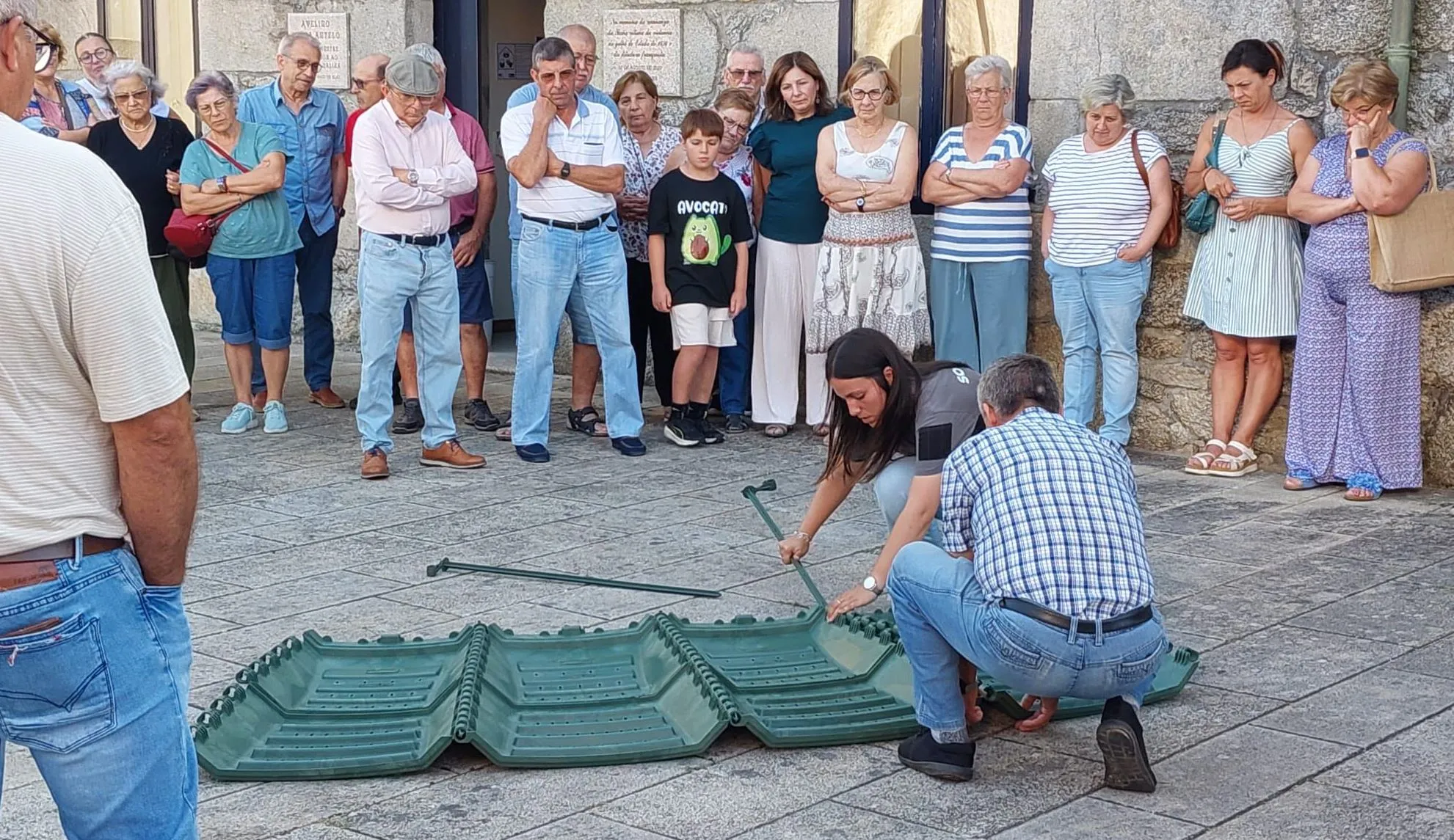 Montaje compostador en curso A Baña