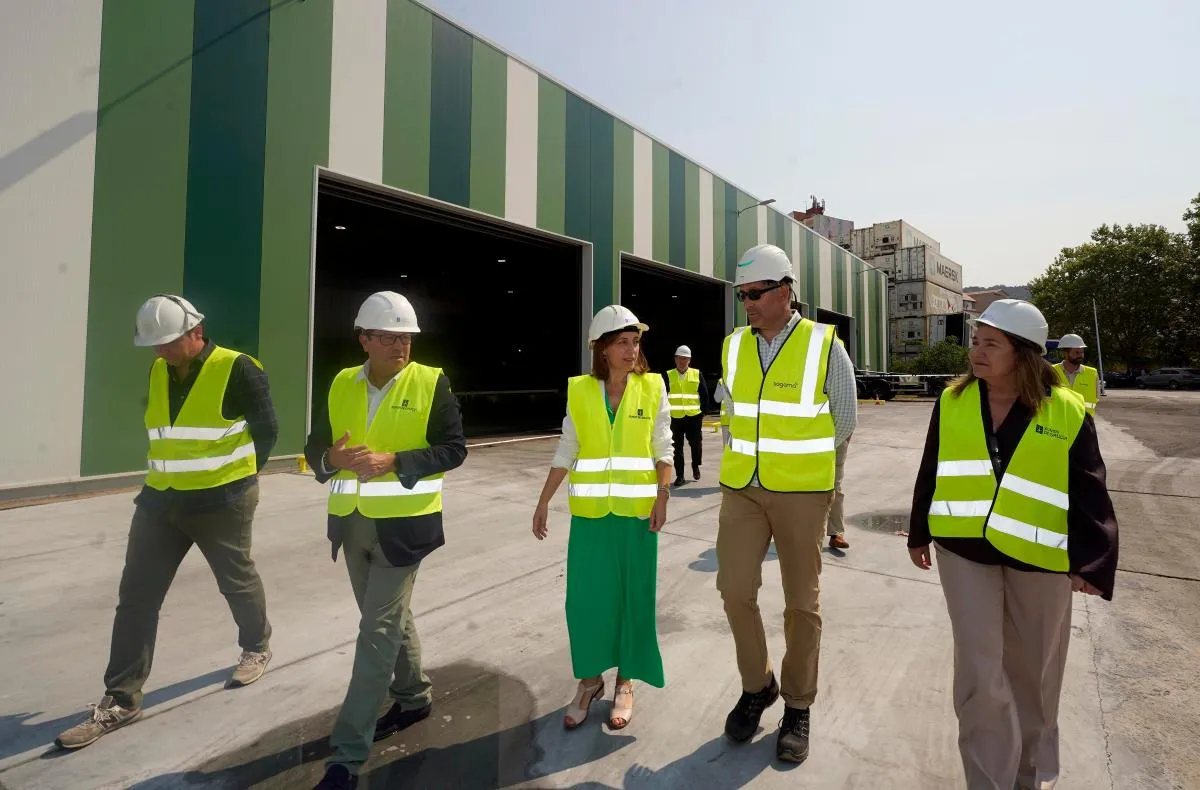 Comitiva, coa conselleira de Medio Ambiente no centro e o presidente de Sogama á súa dereita