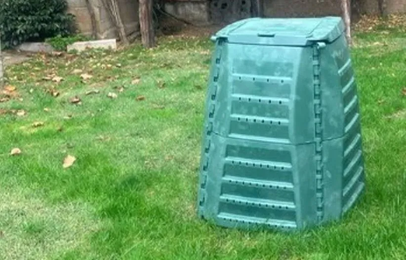 Compostador colocado en una de las viviendas participantes