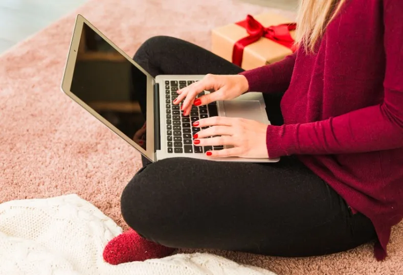 Regalo navideño_ordenador portátil_Freepik