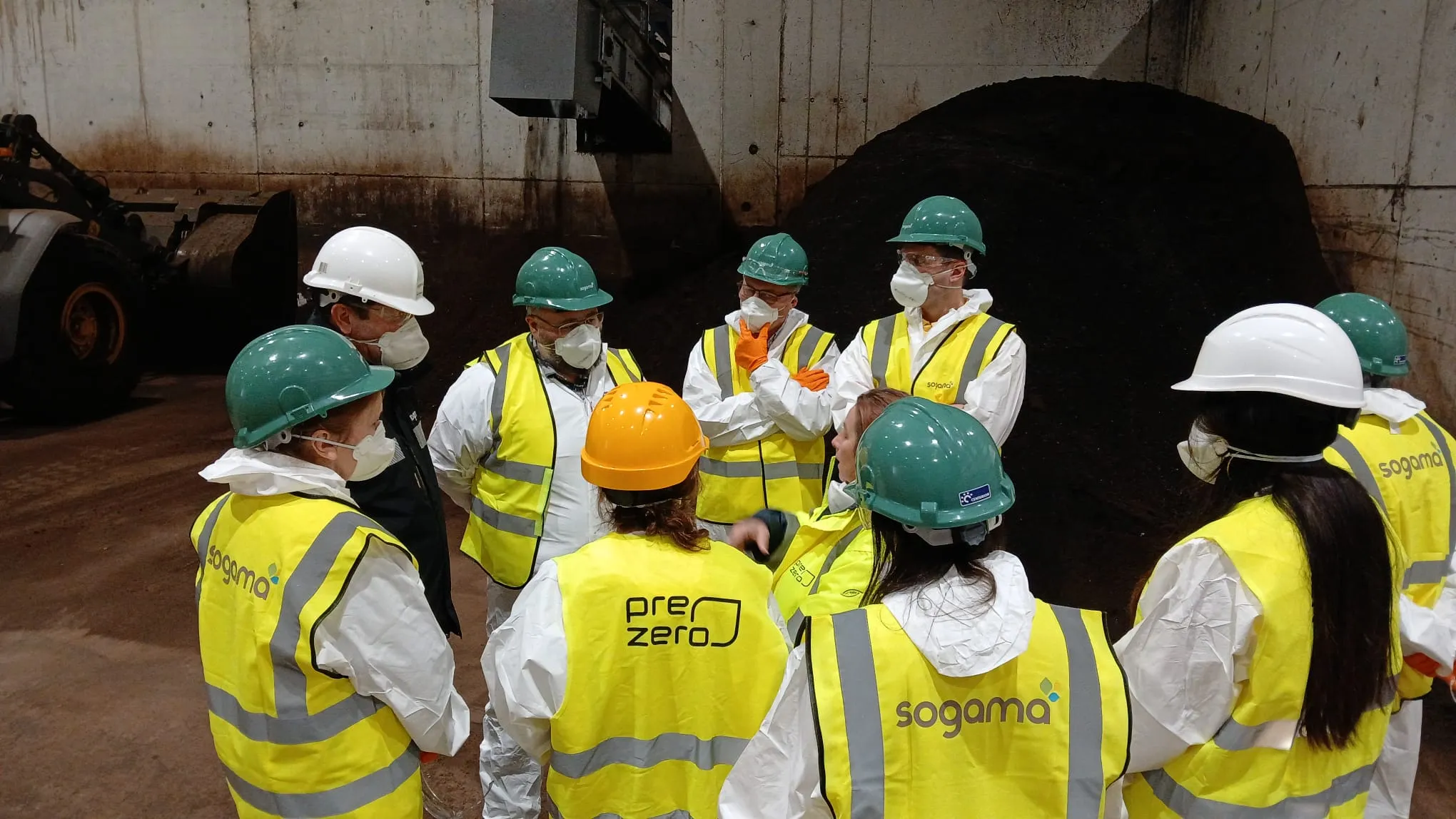 Momento de la visita a la planta de compostaje de Vilanova de Arousa