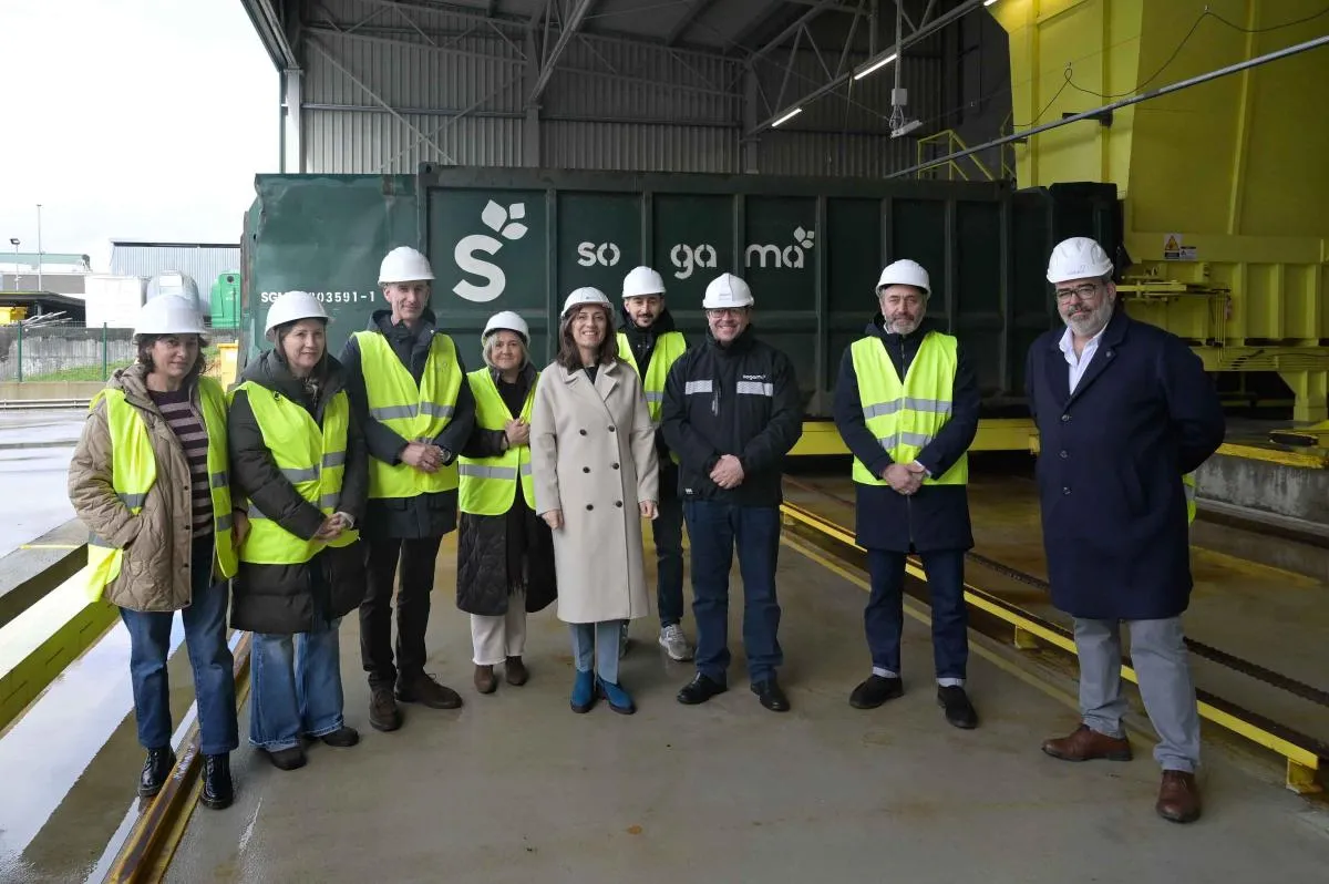 Conselleira con el presidente de Sogama y alcaldes de la zona