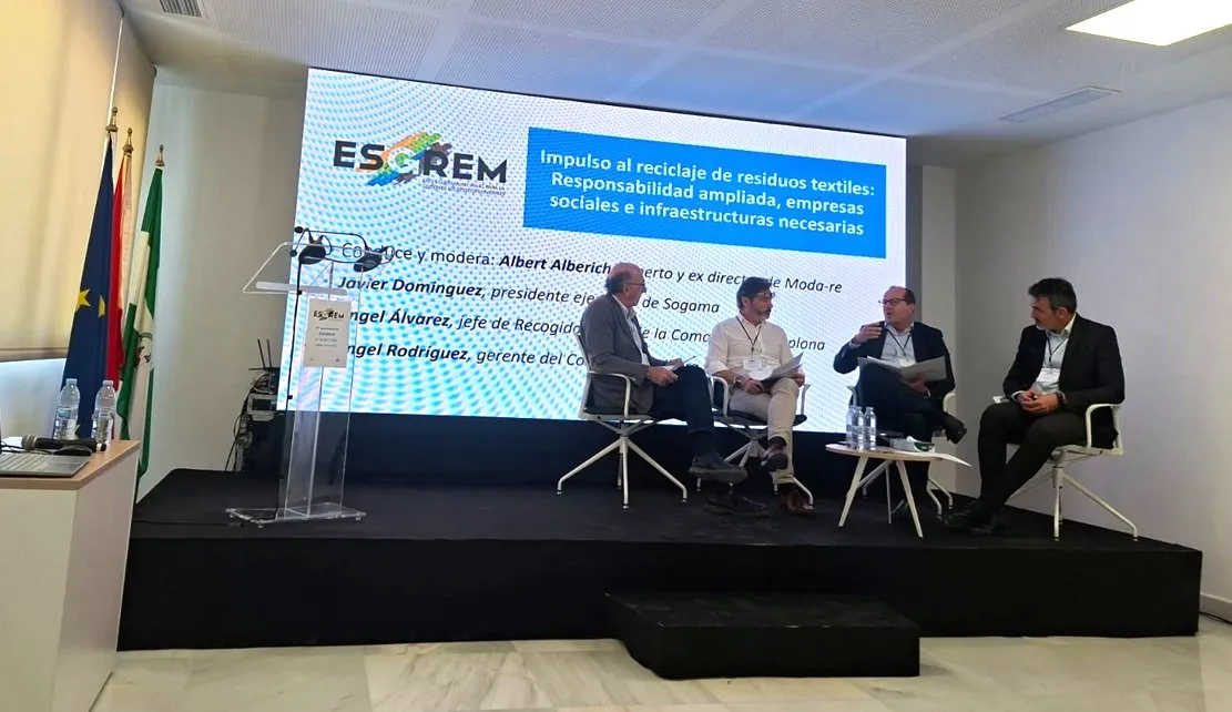 Momento de la tertulia sobre reciclaje de textil