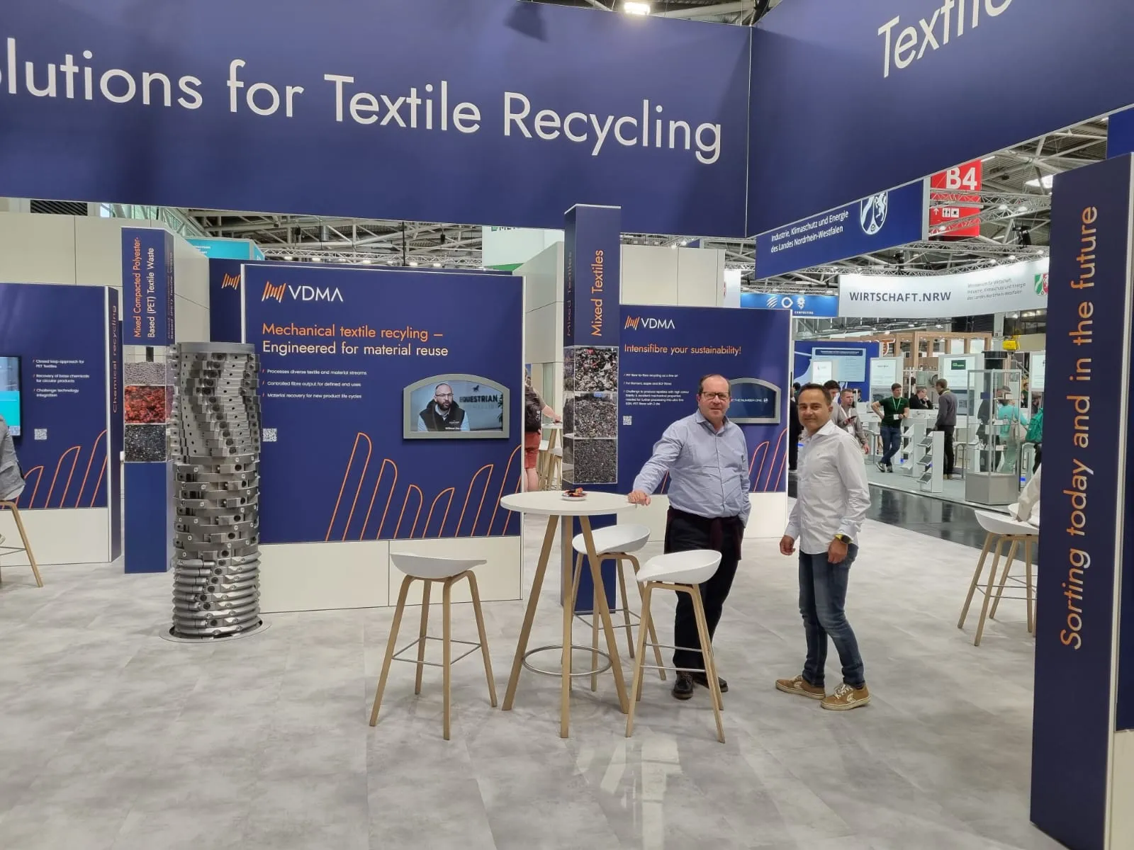 Visitando un stand de reciclaje de textil
