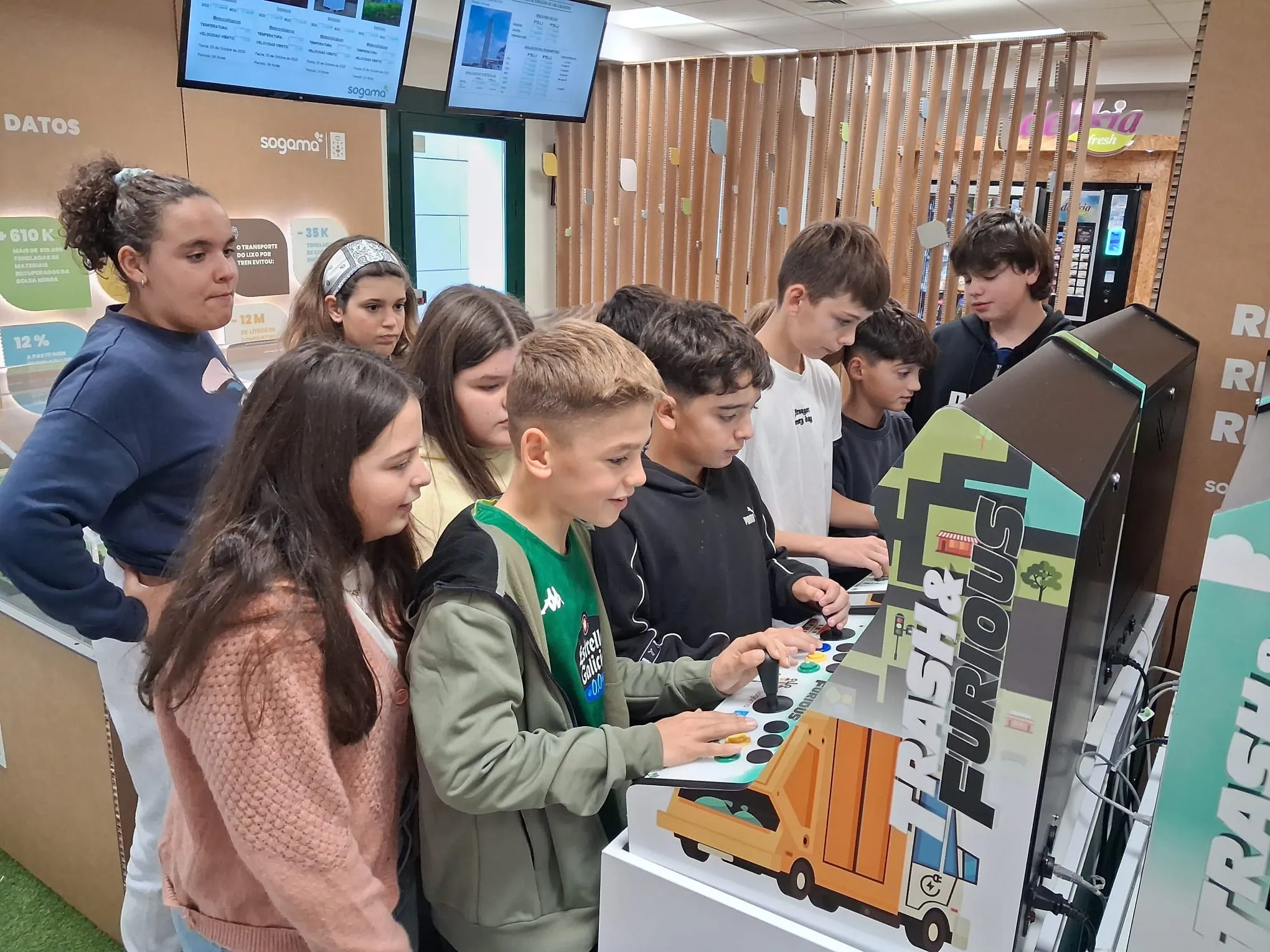 Escolares jugando con las máquinas Arcade