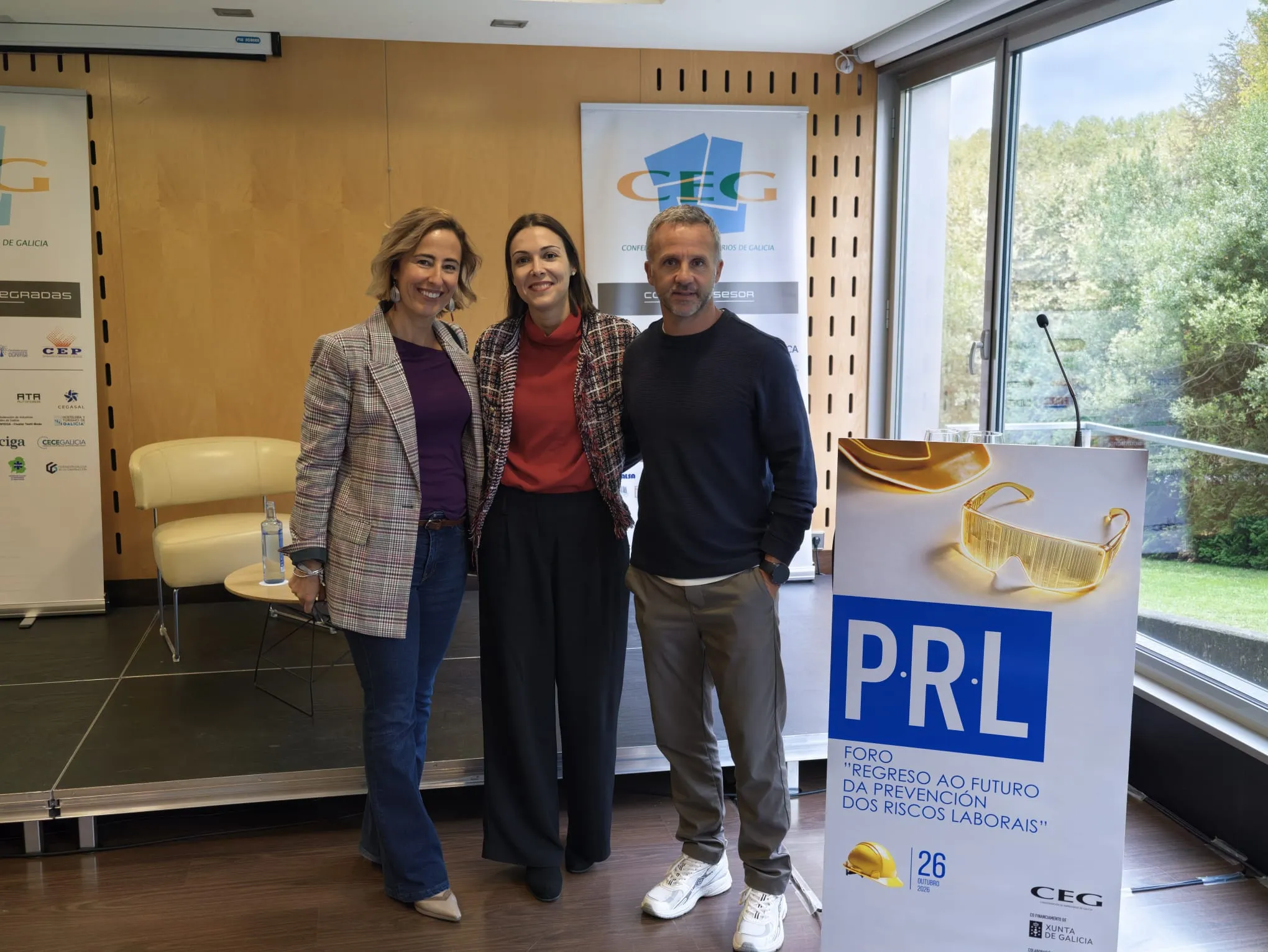 Mirta Sueiro con la Técnica de Prevención de Riesgos de Sogama, Noela Blanco, y el Jefe de Relaciones Laborales y de Prevención, Andrés Neira